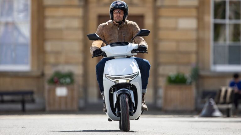 Honda’s New Electric Scooter with Smart Battery-Swap Tech